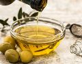 El aceite de oliva no es otra cosa más que la concentración oleosa de aceitunas maduras separada del "jugo" que resulta al molerlas. Pixabay