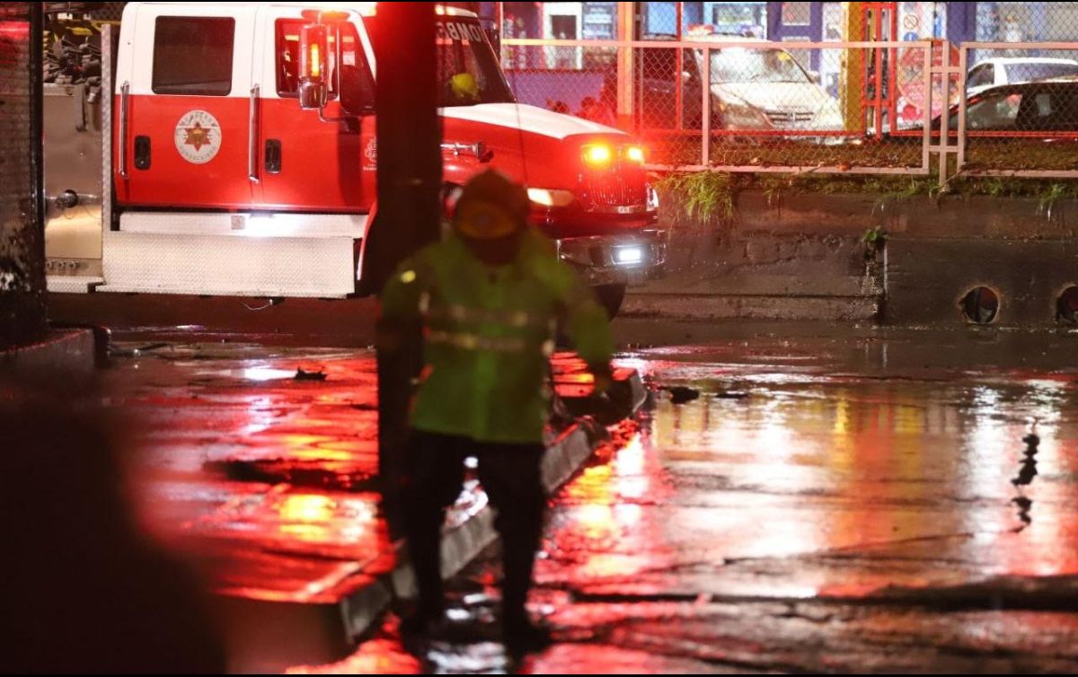 Además de las afectaciones en colonias de Zapopan y el Área Metropolitana de Guadalajara, numerosos vasos reguladores incrementaron su capacidad  por la lluvia. ESPECIAL / Protección Civil y Bomberos