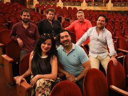 Marcello Pérez, Polo Falcón, Allen Vladimir Gómez Ruiz, Nancy Herrera, Rooney Josué Hernández y Luis Ledesma posan desde el Teatro Degollado. EL INFORMADOR/J. Acosta