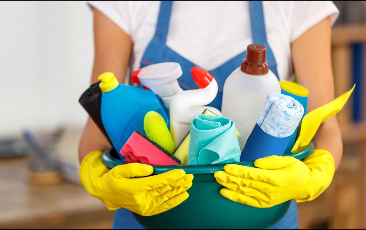 Aunque vinagre y bicarbonato son aliados valiosos en la limpieza ecológica del hogar, no deben mezclarse porque pierden efectividad y pueden generar problemas adicionales. CANVA