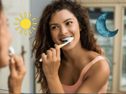 Si bien no lavarse los dientes por la mañana genera incomodidad y mal aliento, el verdadero peligro está en saltarse el cepillado nocturno, ya que es cuando las bacterias tienen más tiempo y condiciones para dañar dientes y encías.  CANVA