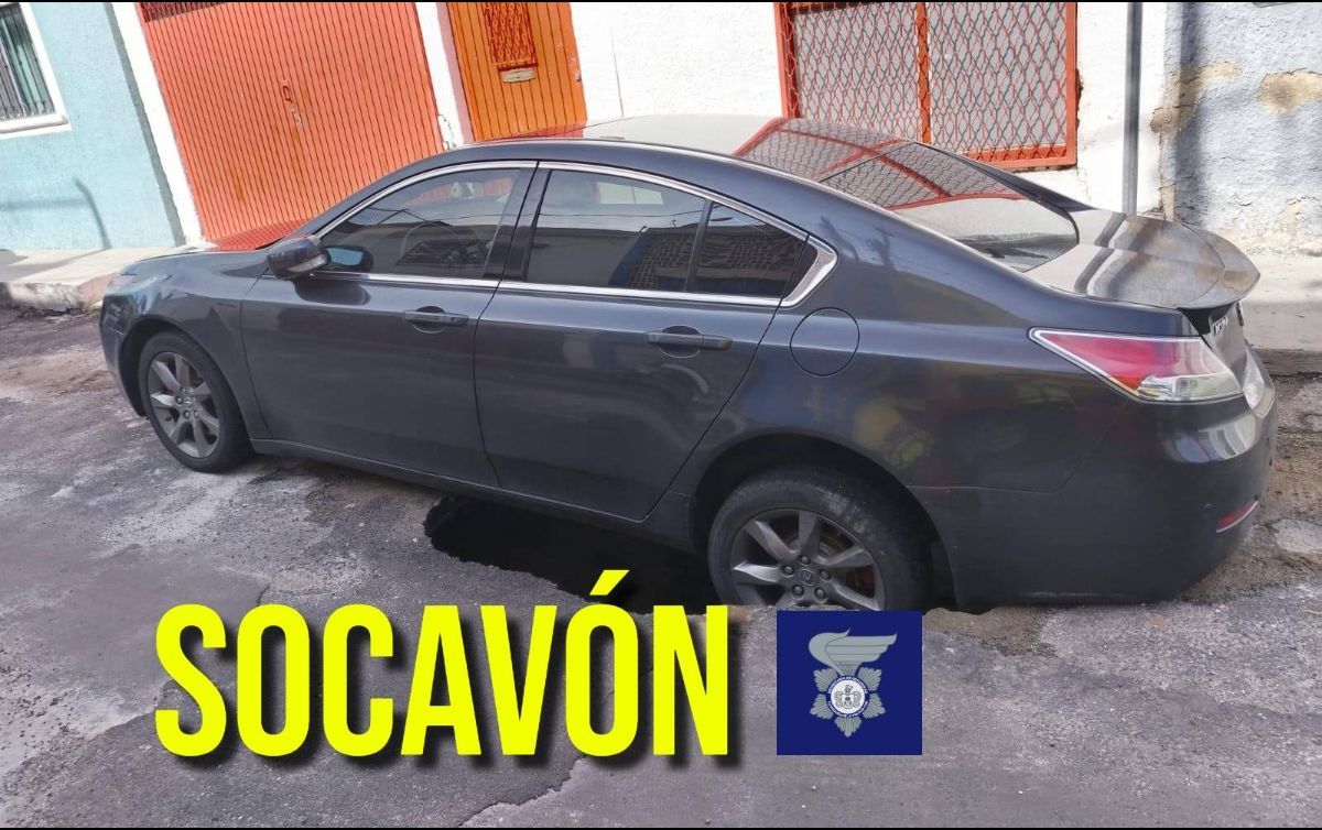 El hoyanco ha provocado un cierre parcial en la calle a la altura de Ávila Camacho. ESPECIAL / Facebook Protección Civil Jalisco