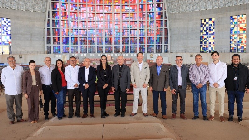  Laura Imelda Pérez Segura, visitó el Santuario de los Mártires en compañía del Cardenal José Francisco Robles Ortega y empresarios locales. CORTESÍA 