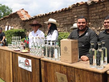 La Ruta de la Raicilla recorre municipios de la Sierra Madre Occidental, donde familias productoras elaboran la bebida en tabernas rústicas. CORTESÍA