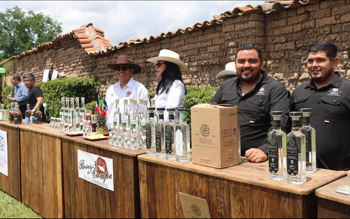 La Ruta de la Raicilla recorre municipios de la Sierra Madre Occidental, donde familias productoras elaboran la bebida en tabernas rústicas. CORTESÍA