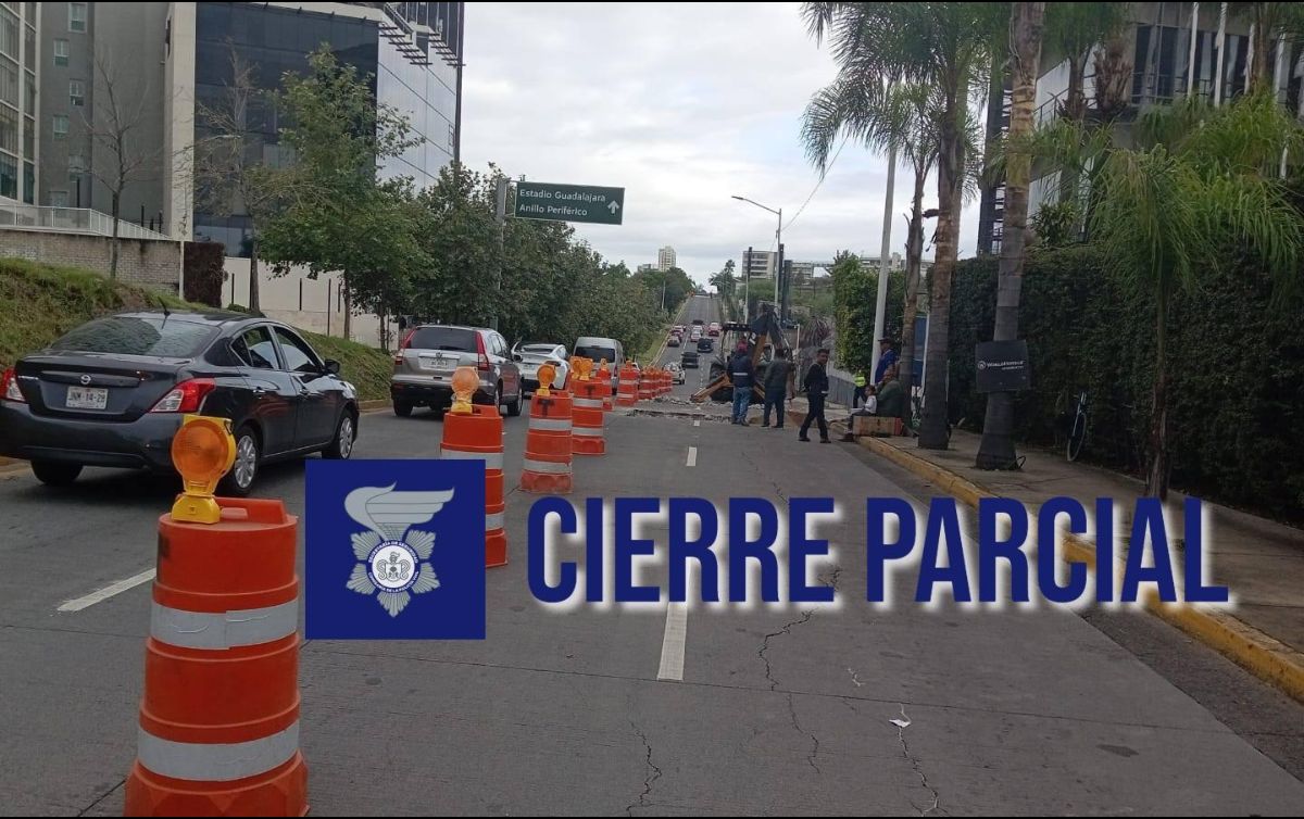 Esta es la razón por la que se han cerrado dos carriles de avenida Acueducto esta tarde de sábado 13 de septiembre. ESPECIAL / Facbook Policía Vial Jalisco