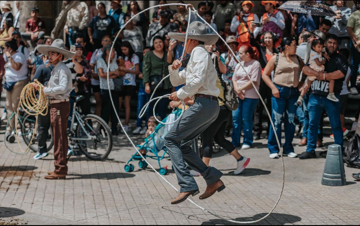 Los charros hacían gala de sus trajes impolutos y la pericia para hacer que el caballo se luciera frente a los asistentes. GOBIERNO DE GUADALAJARA