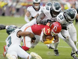 Los Eagles le repitieron la dosis a los Chiefs, al imponer una férrea defensa. AP