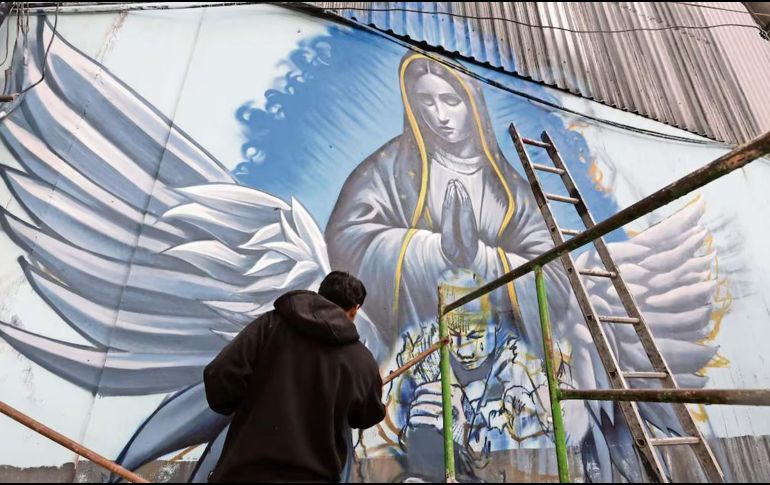 El artista, tras enterarse de la tragedia decidió pintar el mural. SUN / F. RODRÍGUEZ