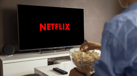 Netflix es un servicio de streaming por suscripción que ofrece un amplio catálogo de películas, series, documentales y más. Pixabay