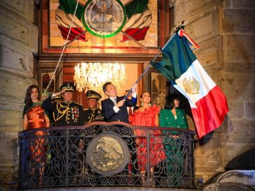 Con la bandera de México entre sus manos, Lemus salió gallardo ante las y los asistentes reunidos en la plaza para alzar su arenga. EL INFORMADOR/J.ACOSTA