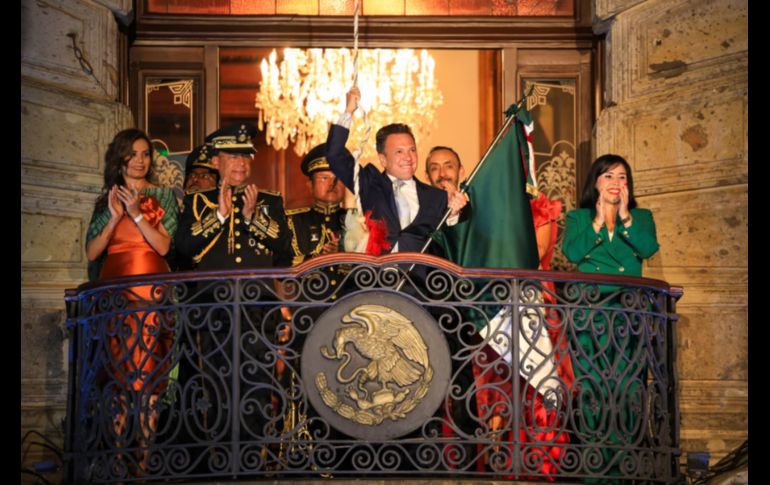 Con la bandera de México entre sus manos, Lemus salió gallardo ante las y los asistentes reunidos en la plaza para alzar su arenga. EL INFORMADOR/J.ACOSTA