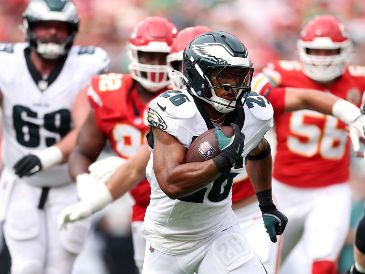 Philadelphia sorprendió en Kansas City al frenar las jugadas grandes de Patrick Mahomes y sacar un triunfo ajustado. AFP/ J. SQUIRE.