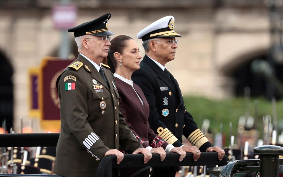 El almirante Raymundo Pedro (derecha), secretario de Marina, acompañó a la Presidenta Claudia Sheinbaum y al secretario de Defensa, Ricardo Trevilla (izquierda), en el desfile del Día de la Independencia. El titular de Semar hizo referencia al caso de huachicol fiscal que ha manchado a la dependencia. EFE/J. Méndez