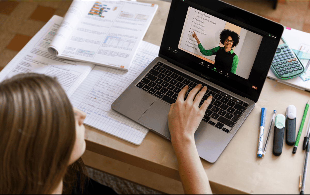 Los programas virtuales representan una alternativa para quienes no pueden asistir de manera presencial. ESPECIAL
