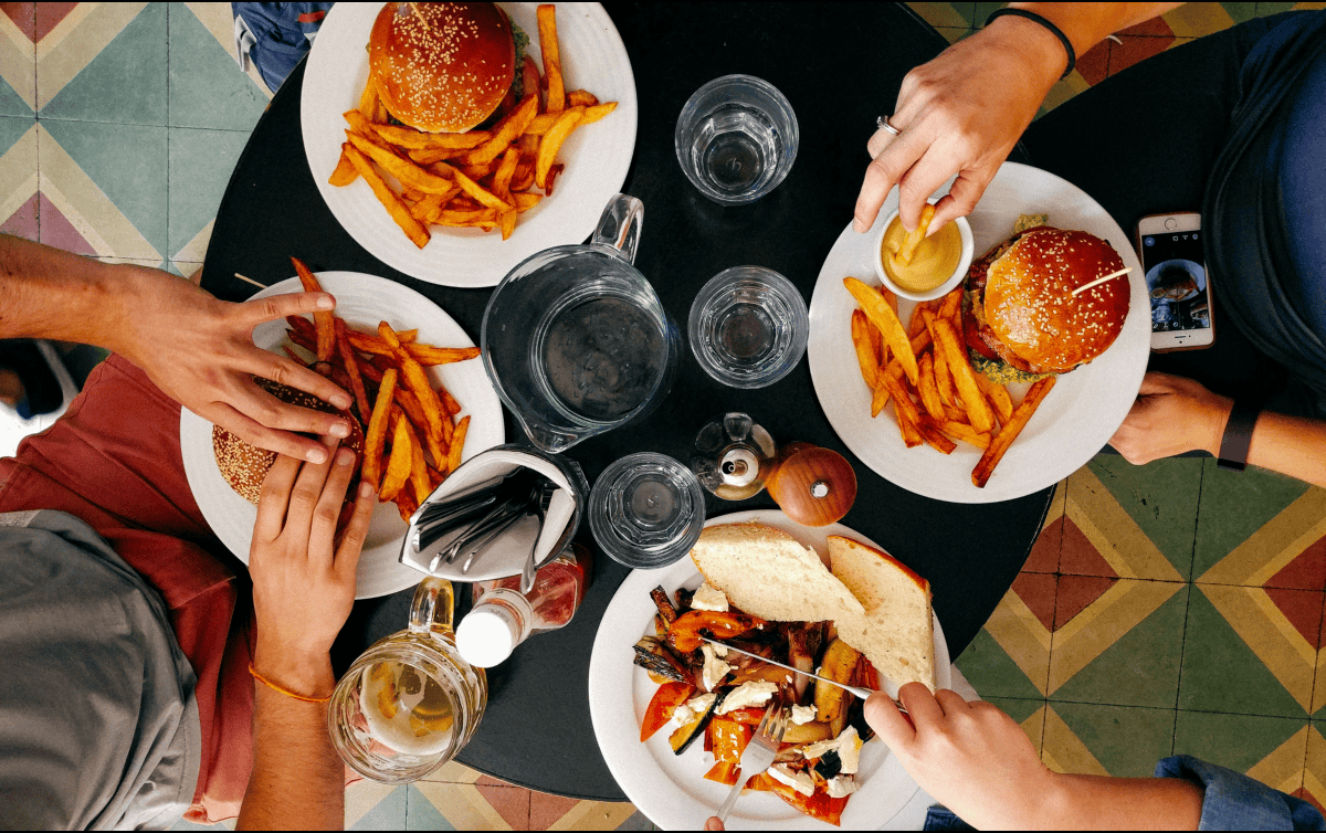 Aunque controlar las porciones suele ser más sencillo cuando cocinas en casa, lo cierto es que tarde o temprano todos terminamos comiendo fuera. Unsplash