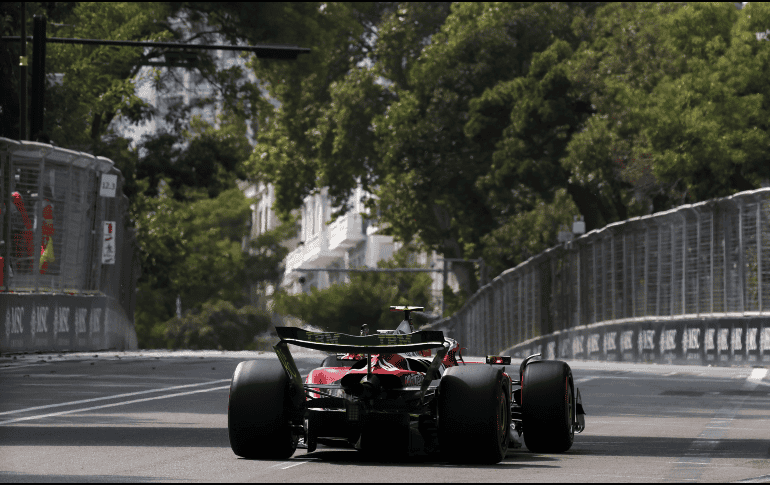 El reinado en las calles azerbaiyanas parece teñirse de rojo, con Lewis Hamilton y Charles Leclerc marcando el ritmo. EFE / A. Haider
