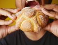 El pan de muerto es muy consumido en estas fechas, ya que solo se elabora con motivo de las celebraciones del 2 de noviembre. ESPECIAL / CANVA