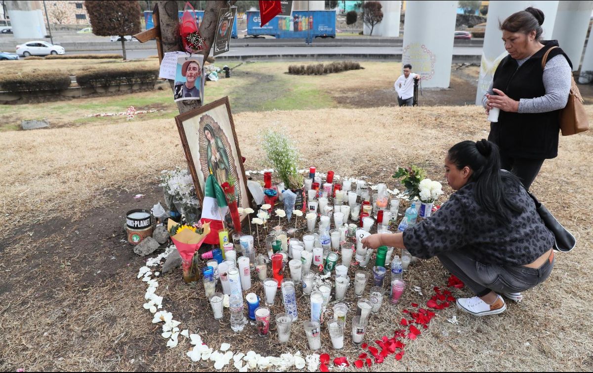 Personas encienden velas en un altar en la zona donde ocurrió la explosión de un camión de gas en Ciudad de México. EFE/ Mario Guzmán