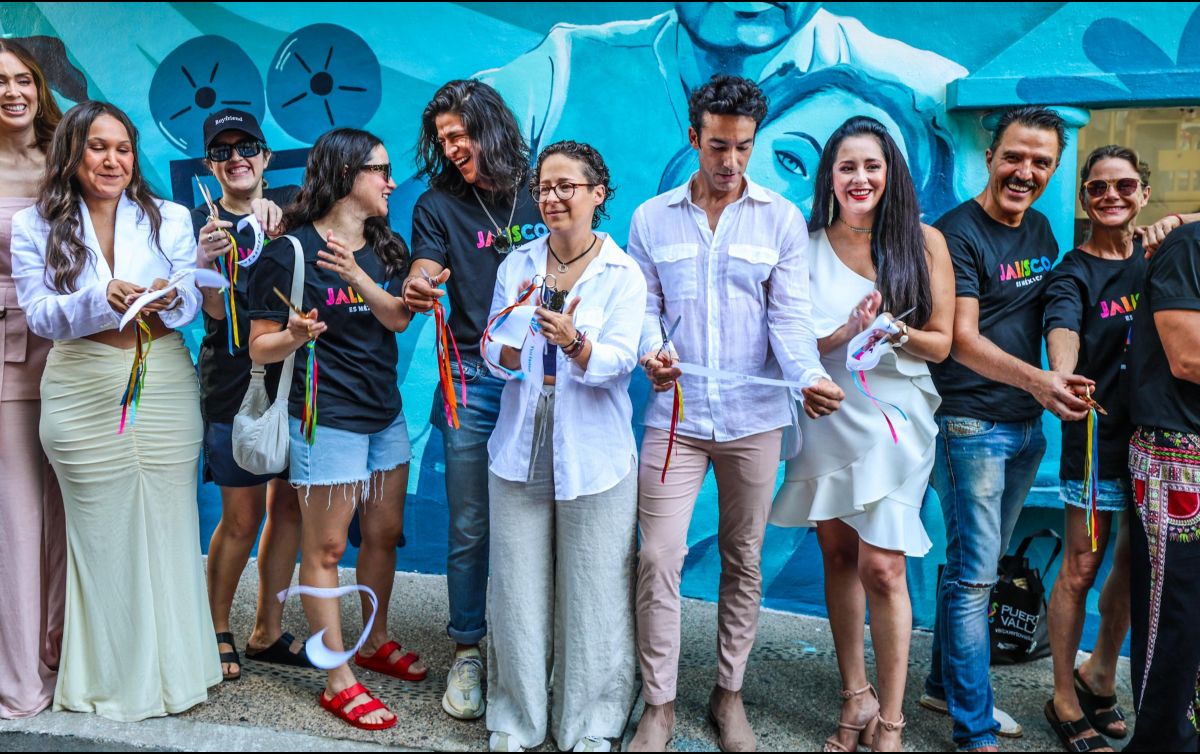 Con el fin de llevar el arte a los espacios públicos de Puerto Vallarta, colectivos artísticos y creadores locales trabajan en la intervención de murales vinculados al cine. EL INFORMADOR / A. Navarro