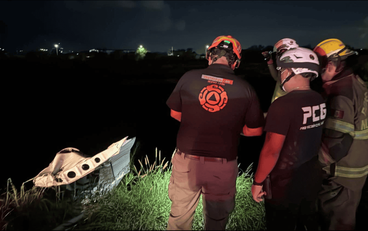 Al lugar arribó el cuerpo de bomberos de Nuevo León, rescatistas y personal de la Secretaría de la Defensa Nacional. ESPECIAL