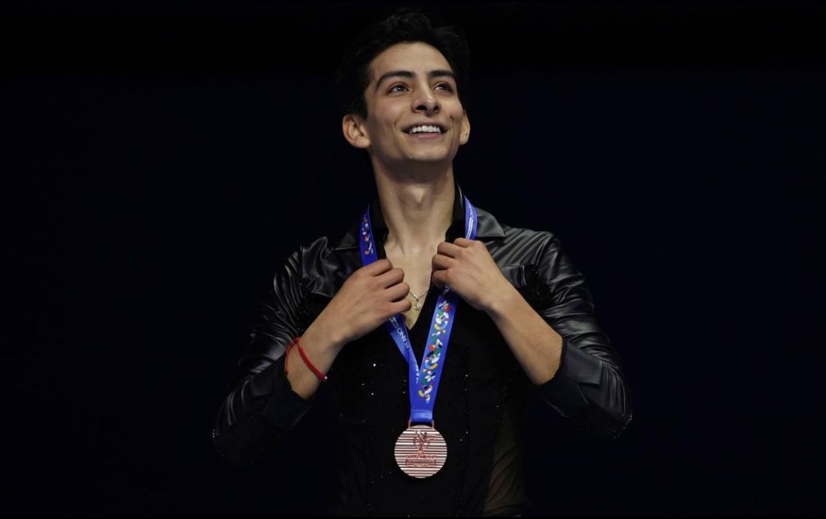 Con el pase en las manos y la medalla colgando del pecho, Carrillo no dudó en agradecer a la vida por tener la oportunidad de representar a México. EFE/EPA/A. Martínez Casares