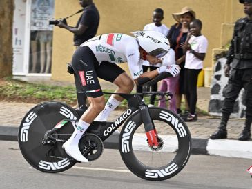 Vestido con los colores de México, Isaac del Toro cruzó la meta con un tiempo de 52:26.81. ESPECIAL/UAE Team Emirates-XRG