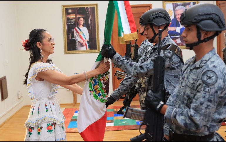 Laura Imelda recibió la bandera de México de la escolta de la Guardia Nacional. ESPECIAL