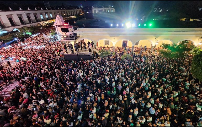 El evento estuvo acompañado de un espectáculo pirotécnico al ritmo de 