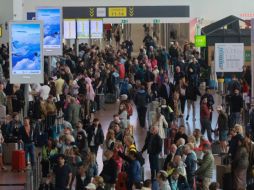 Según el rastreador FlightAware, solo el sábado se acumularon casi 100 retrasos en Heathrow, 70 en Bruselas y 15 en Berlín. EFE/ O. HOSLET