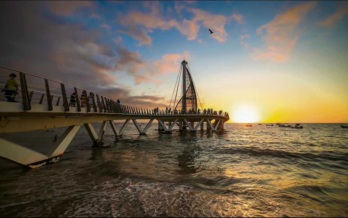 Puerto Vallarta se consolida como destino internacional, recibiendo visitantes que fortalecen comercios y servicios locales. ESPECIAL