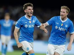 Billy Gilmour (izquierda) celebra junto a Kevin de Bruyne tras anotar el primer gol en la victoria del cuadro napolitano. AP/LaPresse/A. Garofalo
