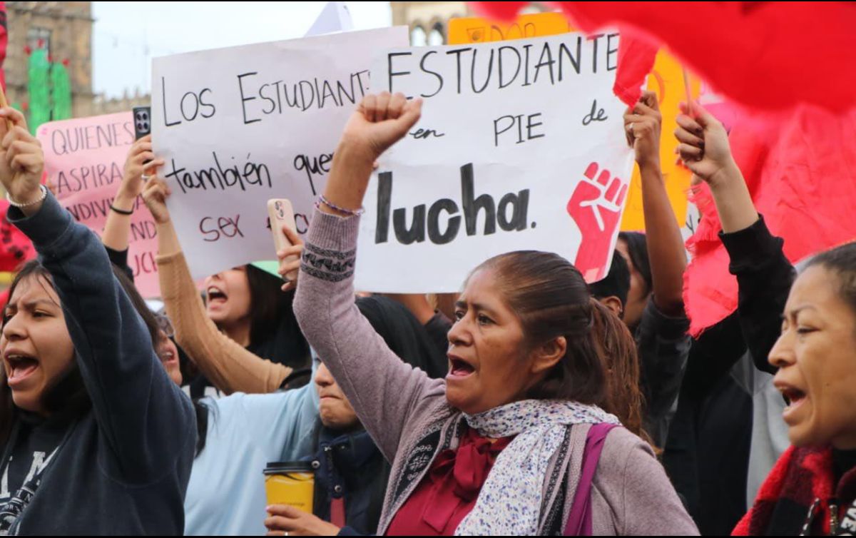 Los estudiantes de Oaxaca se manifestaron frente a Palacio Nacional, acompañados por docentes y padres de familia. X/ @AntorchaOficial