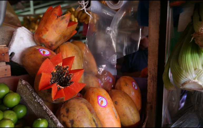 Los expertos en terapias naturales suelen recomendar un consumo controlado de semillas de papaya. ESPECIAL / Canva