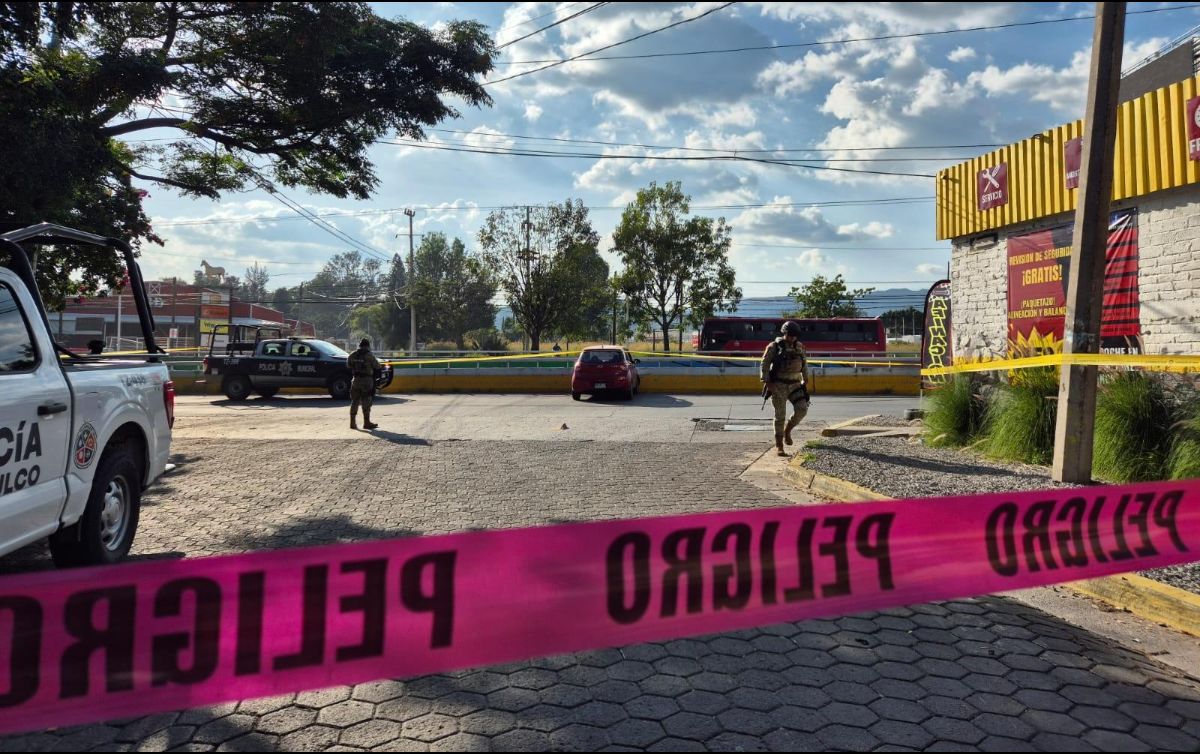 Tras los impactos, el conductor del vehículo compacto perdió el control del automotor y chocó contra el muro de contención de la lateral de López Mateos, sitio que fue cercado por la Policía de Tlajomulco en espera del Ministerio Público de la Fiscalía Estatal. EL INFORMADOR / R. Bobadilla