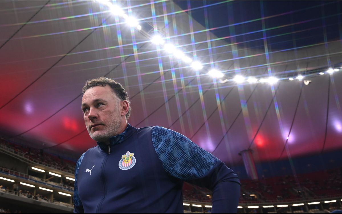 Por primera vez en el torneo, Milito cambió el sistema táctico de las Chivas. IMAGO7/C. Hernández