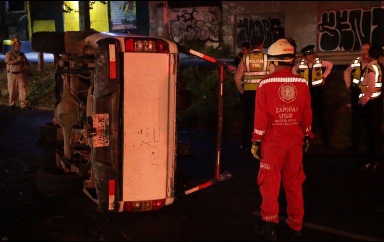Los oficiales informaron que no se reportan personas lesionadas luego del aparatoso choque que terminó en volcadura. ESPECIAL / Protección Civil y Bomberos de Zapopan