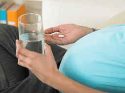 Además, es fundamental consultar a un profesional de la salud antes de tomar cualquier medicamento durante el embarazo. CANVA