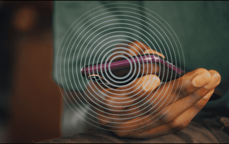 La radiación de celulares es una preocupación vigente que merece atención, aunque actualmente no existe evidencia científica definitiva que confirme efectos graves a largo plazo. CANVA