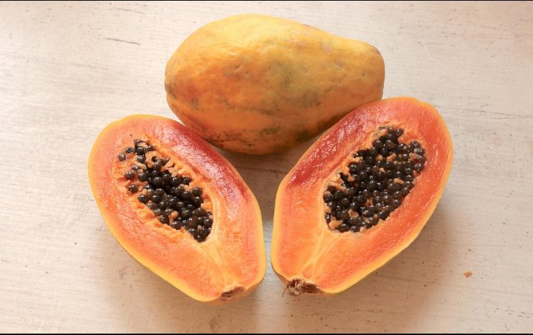 Estas pequeñas semillas, que suelen desecharse al comer la fruta, contienen compuestos con acción antioxidante, antiinflamatoria y antiparasitaria, entre los que destacan la papaína y la carpaína. Pixabay