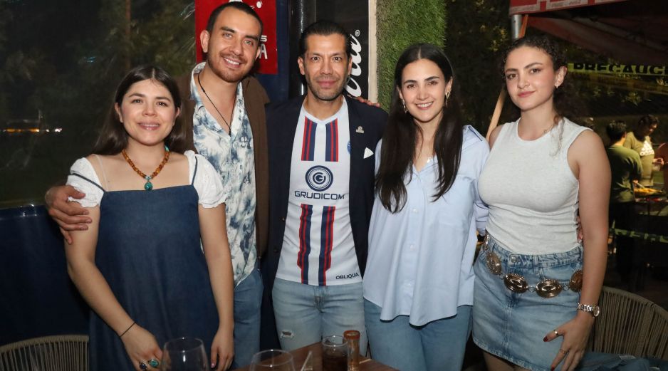 Clio Ríos, Víctor Delgado, Luis Villagrán, María Gutiérrez y Fátima Gutiérrez en el tercer aniversario de Sports Arena. GENTE BIEN JALISCO / A. Martínez