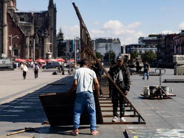 Colocación de vallas metálicas frente a Palacio Nacional previo a las manifestaciones por los 11 años de la desaparición de los 43 estudiantes normalistas de Ayotzinapa. SUN/H. Salvador