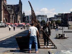 Colocación de vallas metálicas frente a Palacio Nacional previo a las manifestaciones por los 11 años de la desaparición de los 43 estudiantes normalistas de Ayotzinapa. SUN/H. Salvador