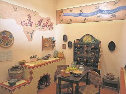 Murales creados por Frida Kahlo, inspirados en las plantas que se encuentran en el jardín, adornan la cocina del nuevo Museo Casa Kahlo. AP