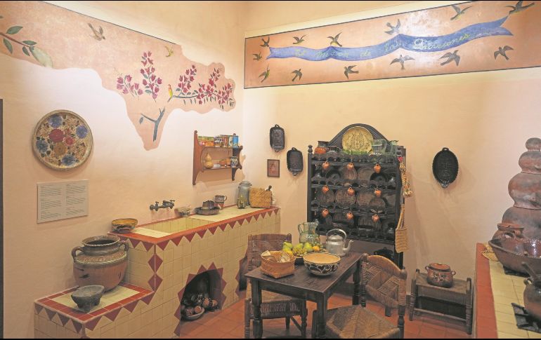 Murales creados por Frida Kahlo, inspirados en las plantas que se encuentran en el jardín, adornan la cocina del nuevo Museo Casa Kahlo. AP