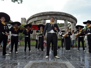 En 2010, el Encuentro Internacional del Mariachi llevó a cabo callejoneadas por el Centro de Guadalajara; en la imagen se aprecia una presentación en la Rotonda de los Jaliscienses Ilustres. EL INFORMADOR