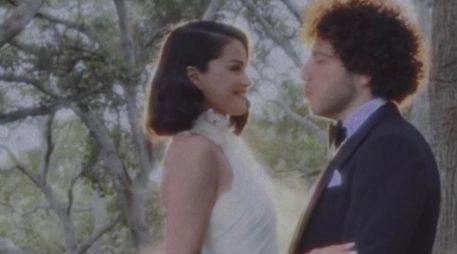 La serie de fotos les muestra felices, tomados de la mano, su ramo de flores, mientras que en otra ella le arregla el lazo y le da un beso, todas en el amplio patio de una residencia. CORTESÍA/ INSTAGRAM/ @selenagomez