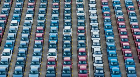 Expertos de la AMDA advierten que la industria automotriz podría enfrentar una desaceleración si se aplican nuevos aranceles. AFP