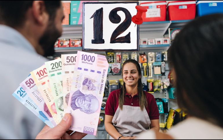 Trabajar el 12 de octubre en México genera dudas sobre el pago extra. ESPECIAL / CANVA