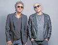 Los músicos Zeta Bosio y Charly Alberti posaron juntos durante su gira “Gracias totales”. EFE